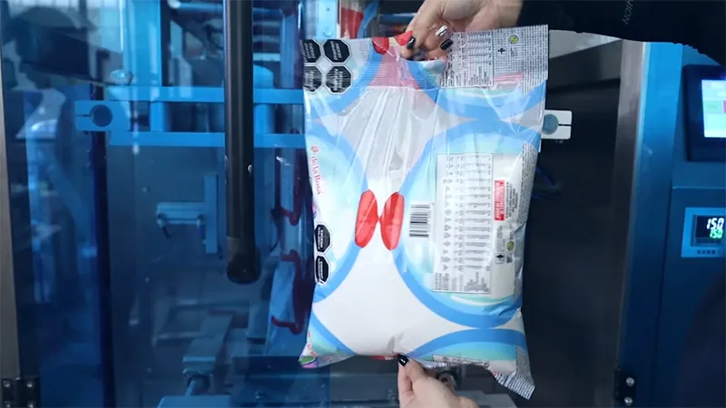 Envasadora de polvo de bolsa con punzonado de orificios